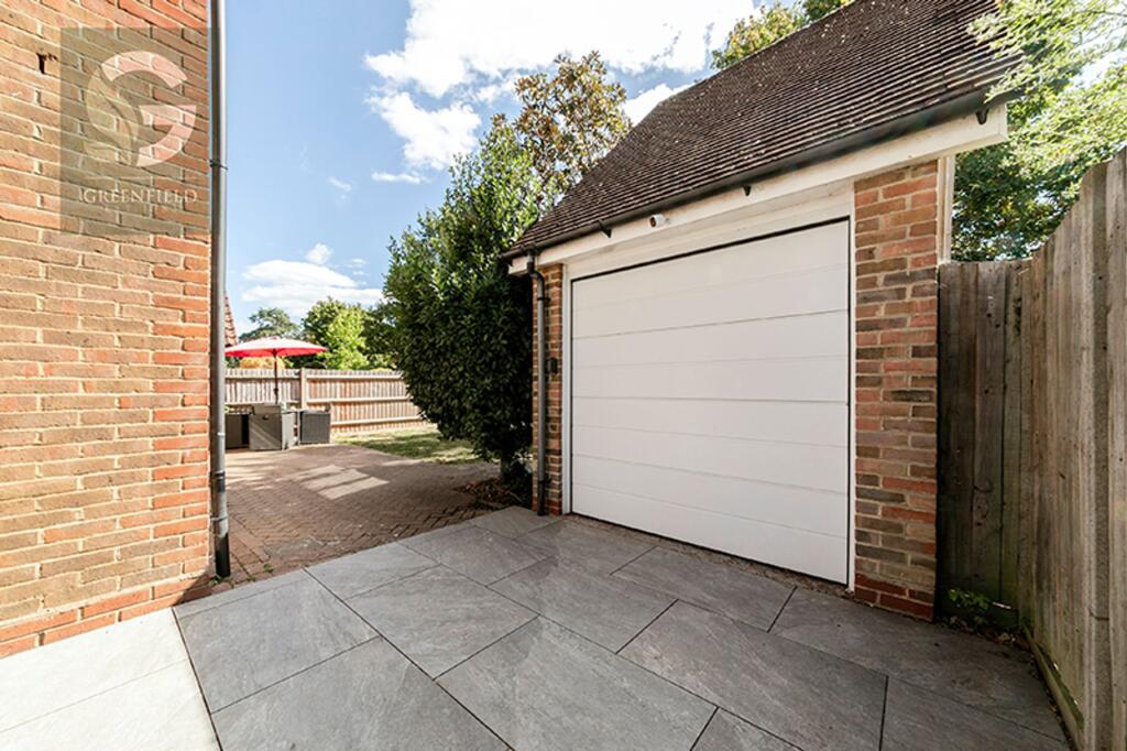 House in Epsom and Ewell, Stoneleigh - More