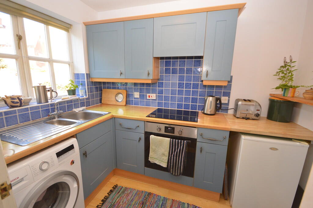 12, Merediths Close photo 4