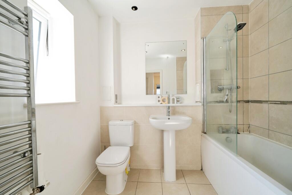 Apartment in Kingston upon Thames - View 3
