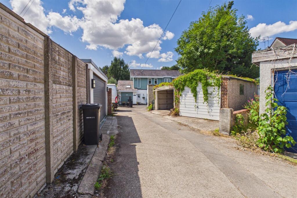 Freehold Single Garage | Clifton - View 5