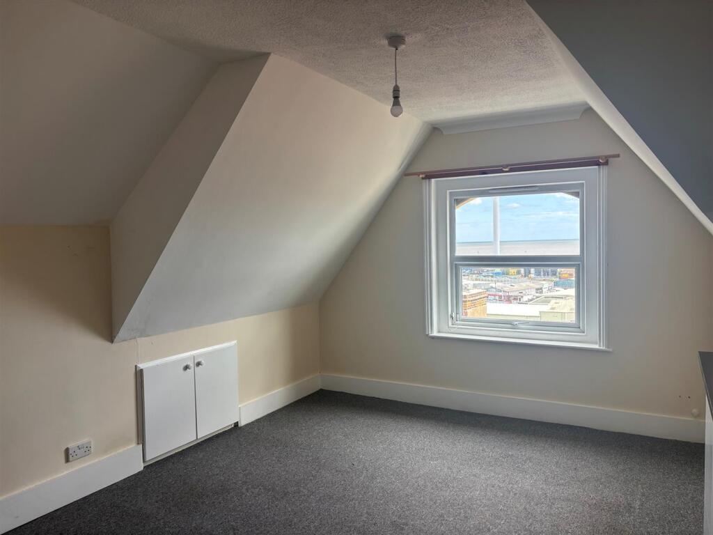 Apartment in Lowestoft - More