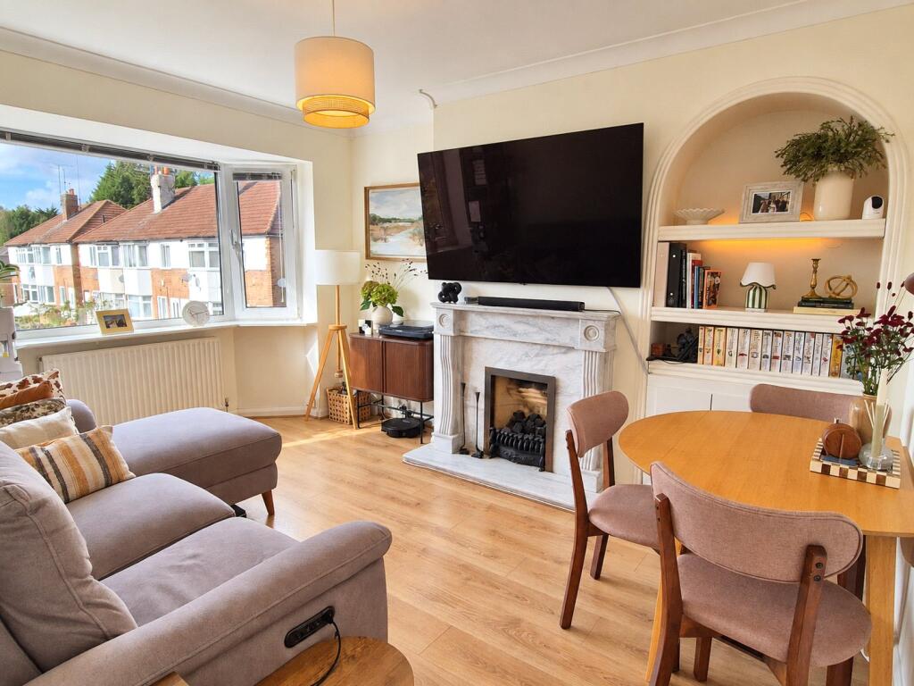 2-bed flat on St. Marks Close, New Barnet, EN5, £400,000