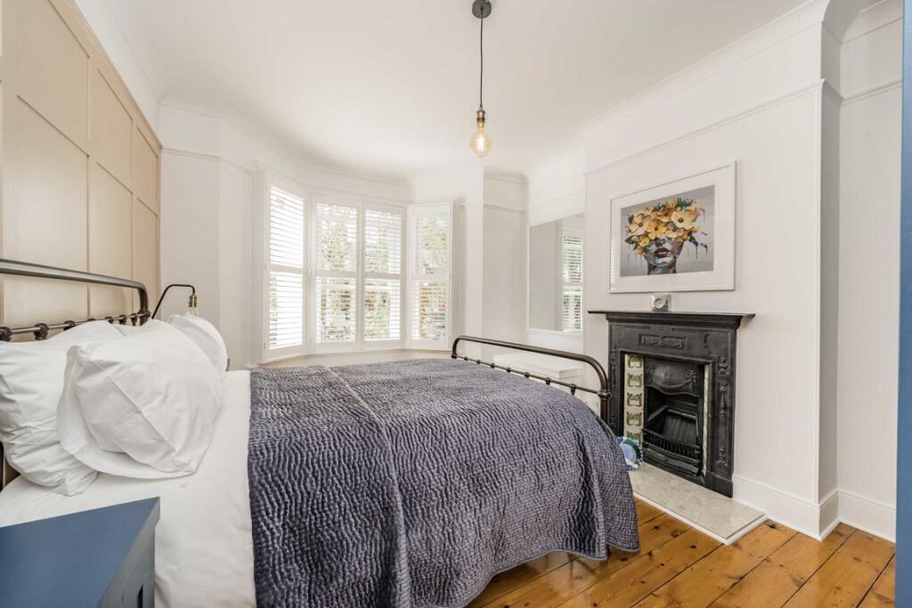 House in Twickenham - More