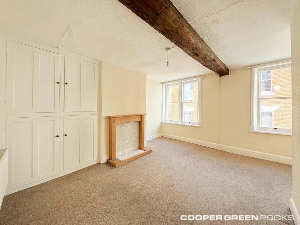 Flat 1, Living Room.jpeg