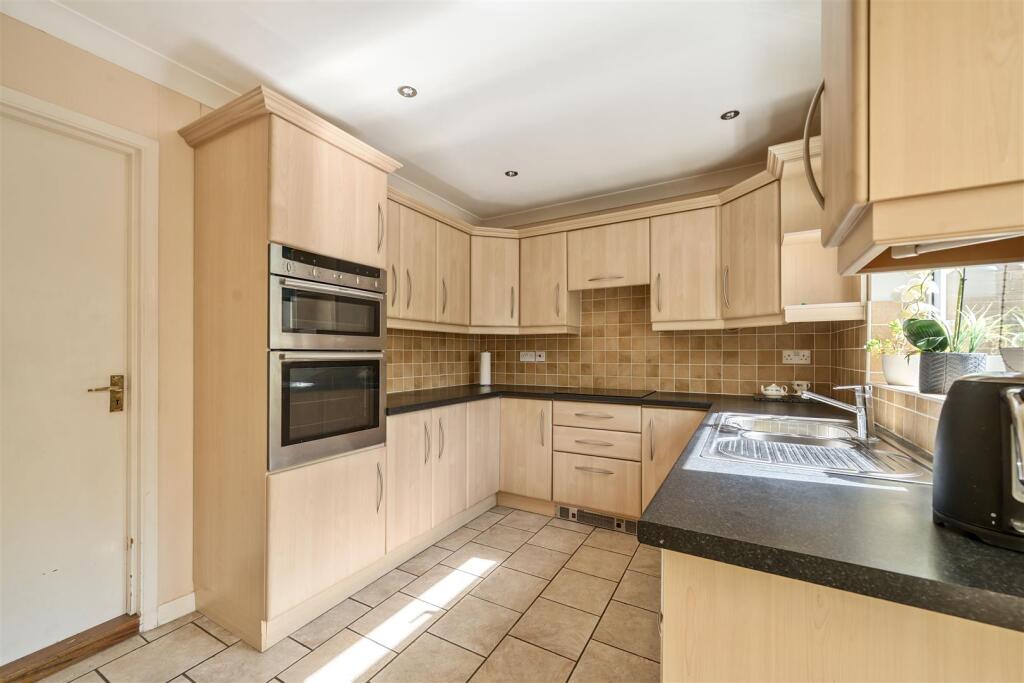 Lyneham Road Crowthorne, Berkshire, RG45 6NJ photo 2
