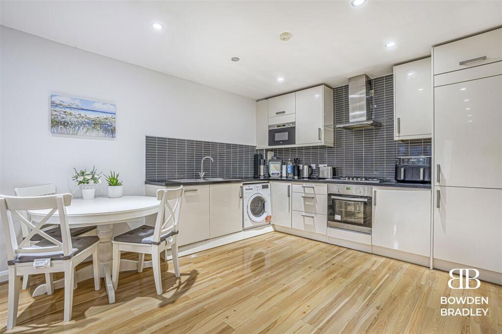 Apartment in London, Hainault - View 5