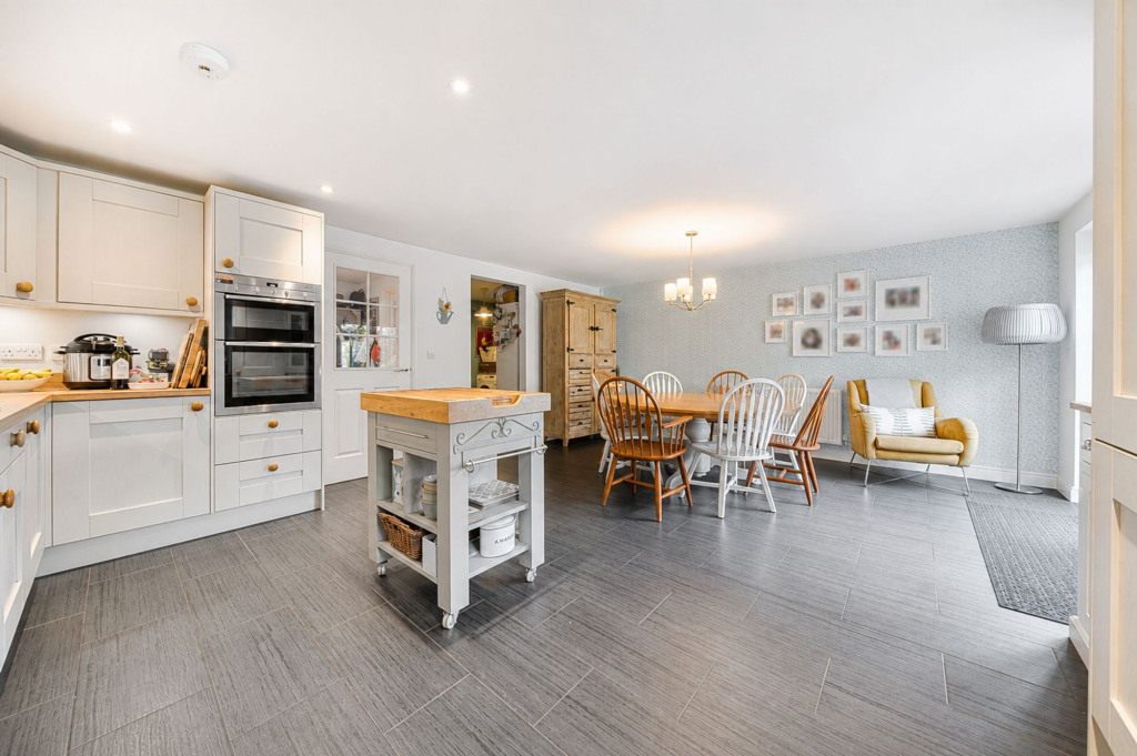 House in Gravesham, Northfleet - More
