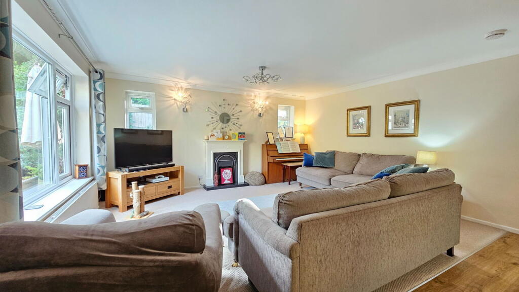 Apple Tree Close, Newbury RG14 6HR photo 3