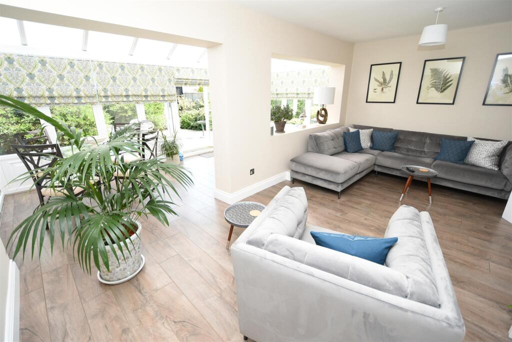 Stunning Property - Harrow Road, Canvey Island photo 2
