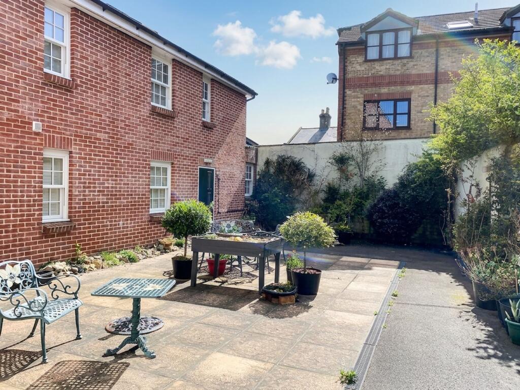 2-bed flat on Fisherton Street, Salisbury, SP2, £195,000