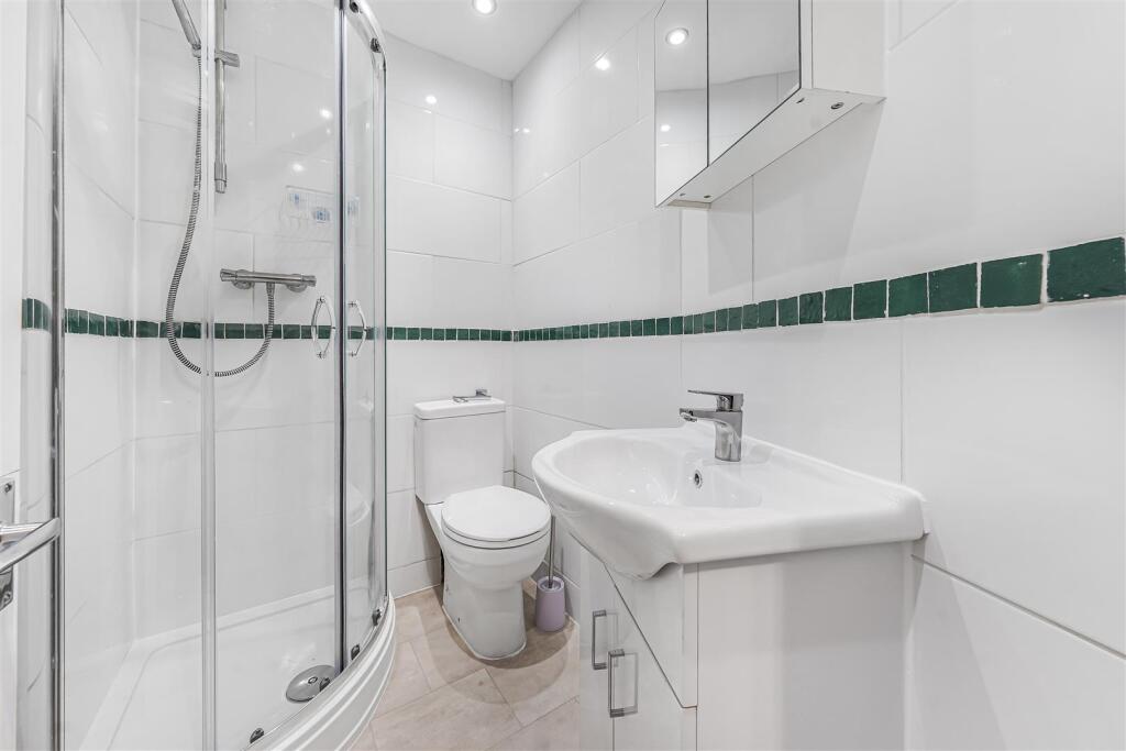 Station Road, North Chingford E4 - More