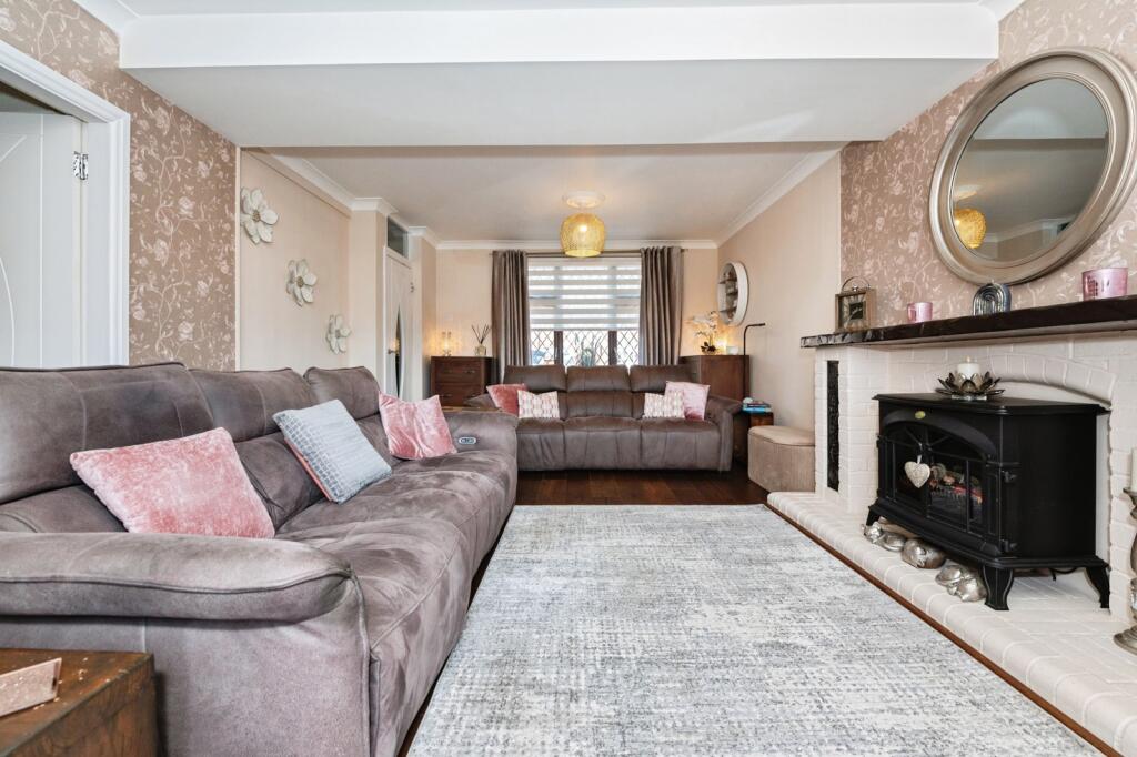 Foyle Drive, SOUTH OCKENDON, Essex, RM15 photo 4
