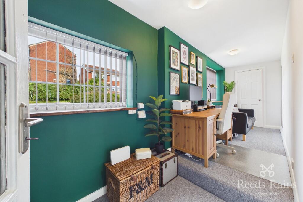 House in Wakefield, Kirkhamgate - More