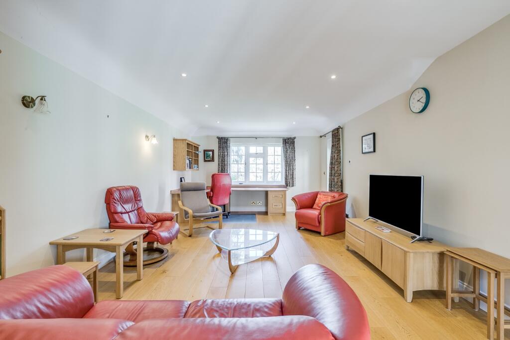 Additional image 6 of High Oaks Road, West Side, Welwyn Garden City, Hertfordshire, AL8