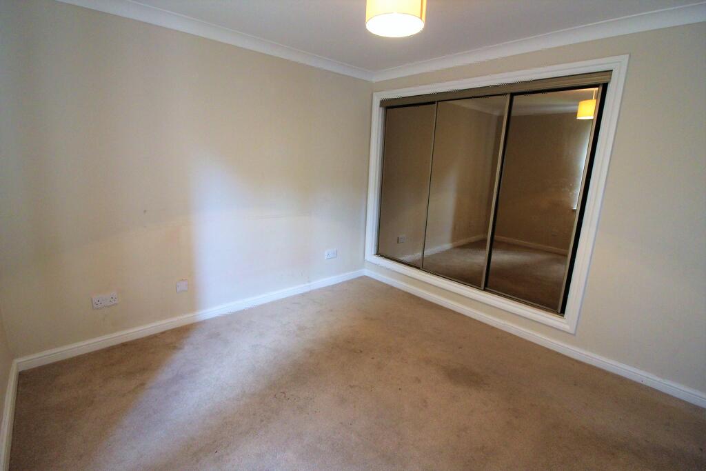 Apartment in Ilford - More