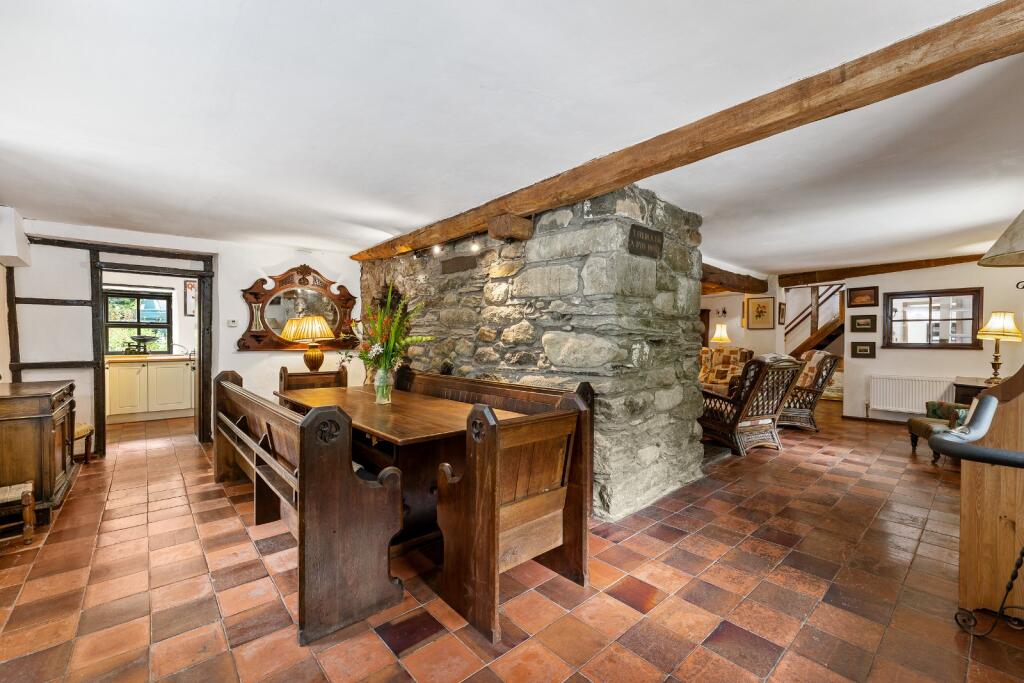 House in Y Bala, Llandderfel - More