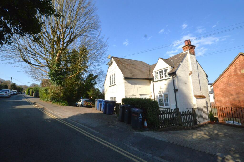 2-bed apartment on 4 Longdene Road, Haslemere, Surrey, GU27 2PG, £200,000