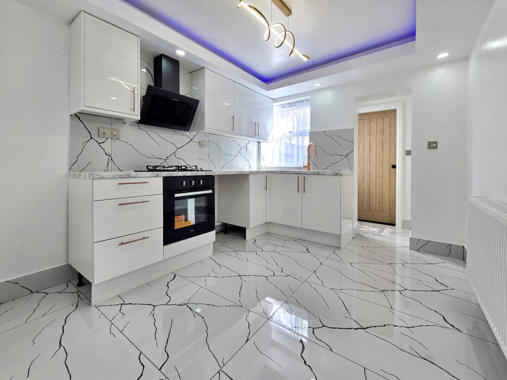 House in Rugby, Warwickshire - View 4