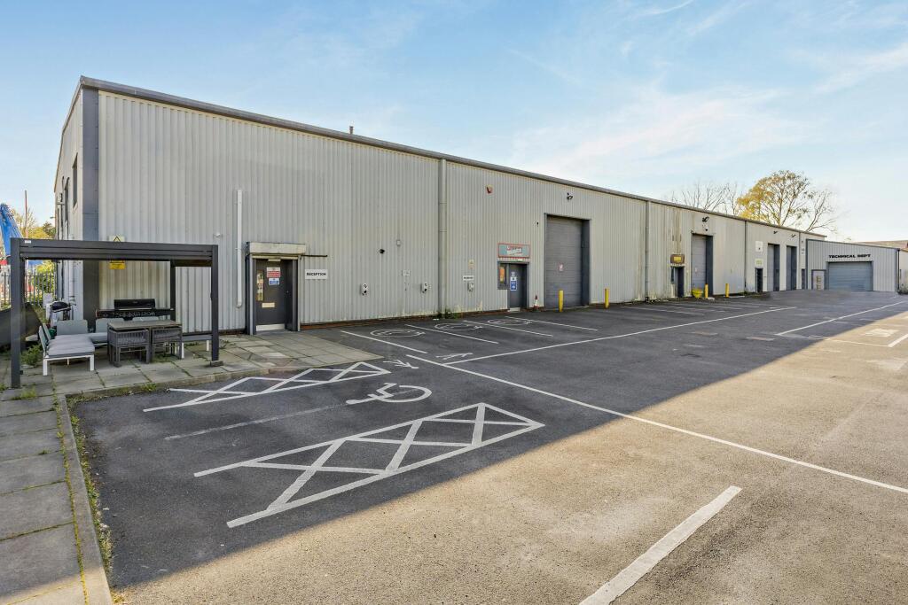 8687215-exterior01-v2-800.jpg