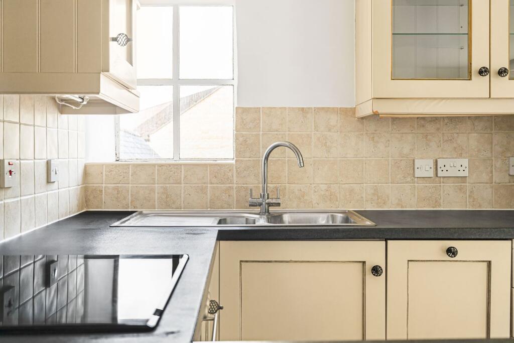 Apartment in Gloucester - View 4