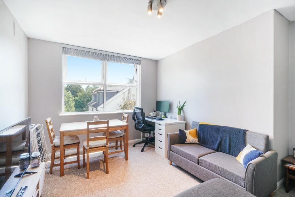 Main image of property: 7C Earlsfield Road, London, SW18 3DB