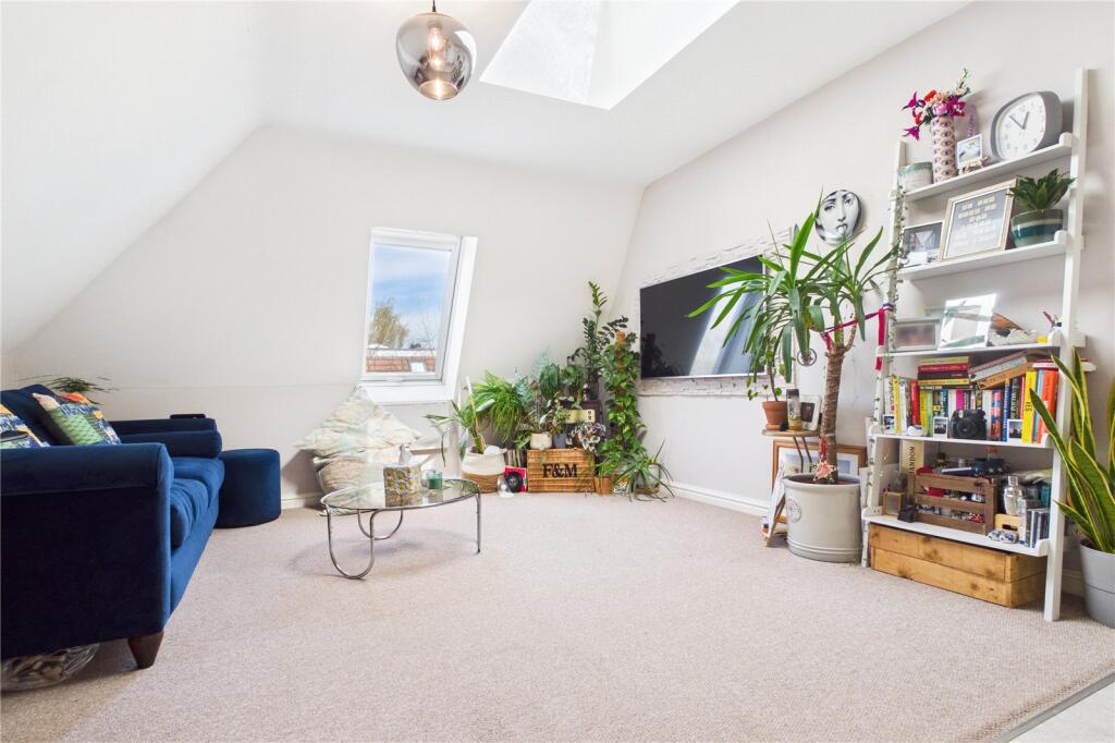 Apartment in Thatcham, West Berkshire - View 2
