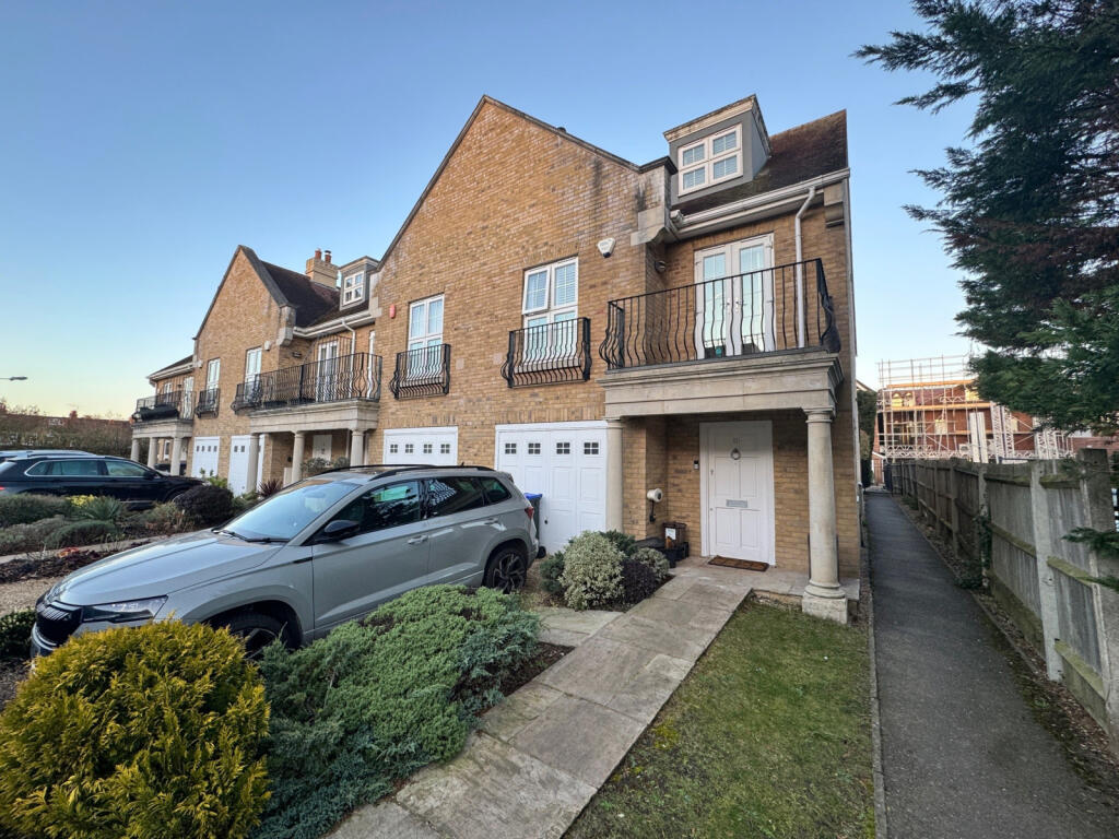Main image of property: Kingsway Mews, Farnham Common, SL2 3UR