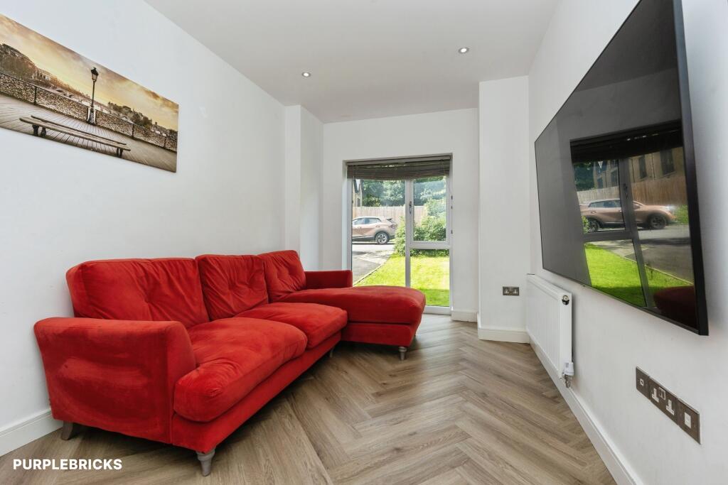 House in Tameside, Mossley - More