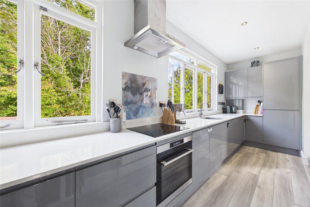 Apartment in Woking, Surrey - More