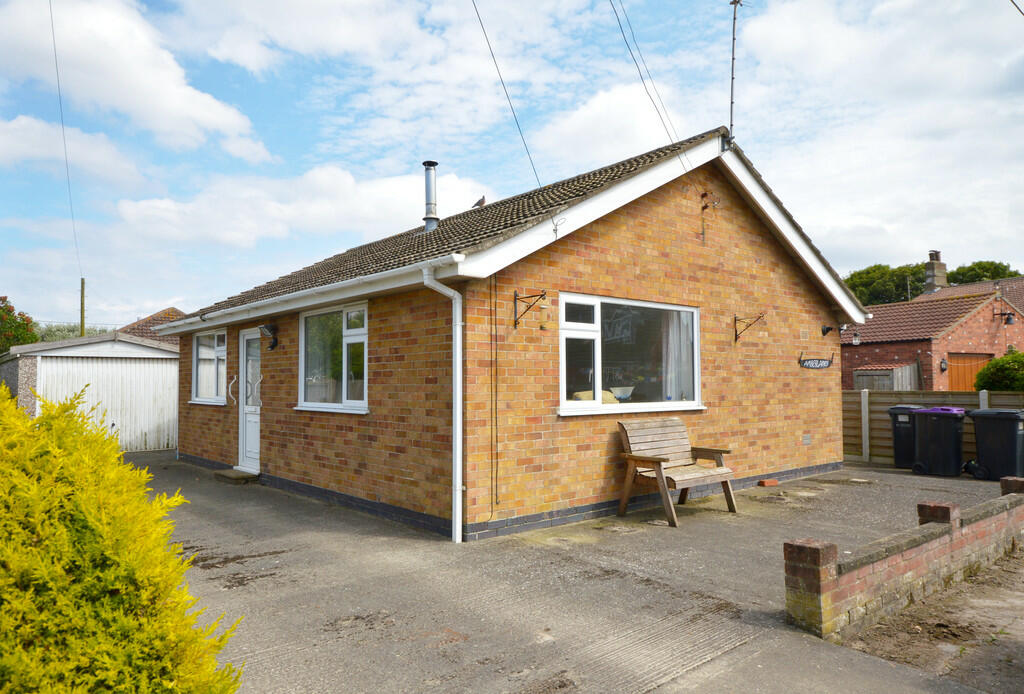 2-bed bungalow on Anderby Creek, Skegness, £190,000