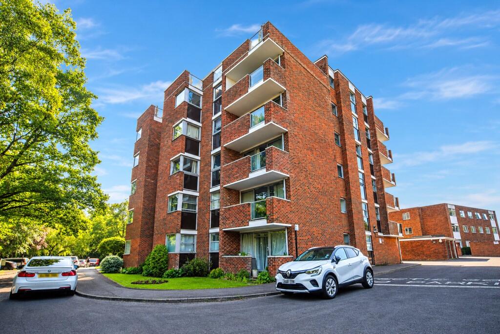 3-bed flat on Talbot Close, Southampton, Hampshire, SO16, £240,000