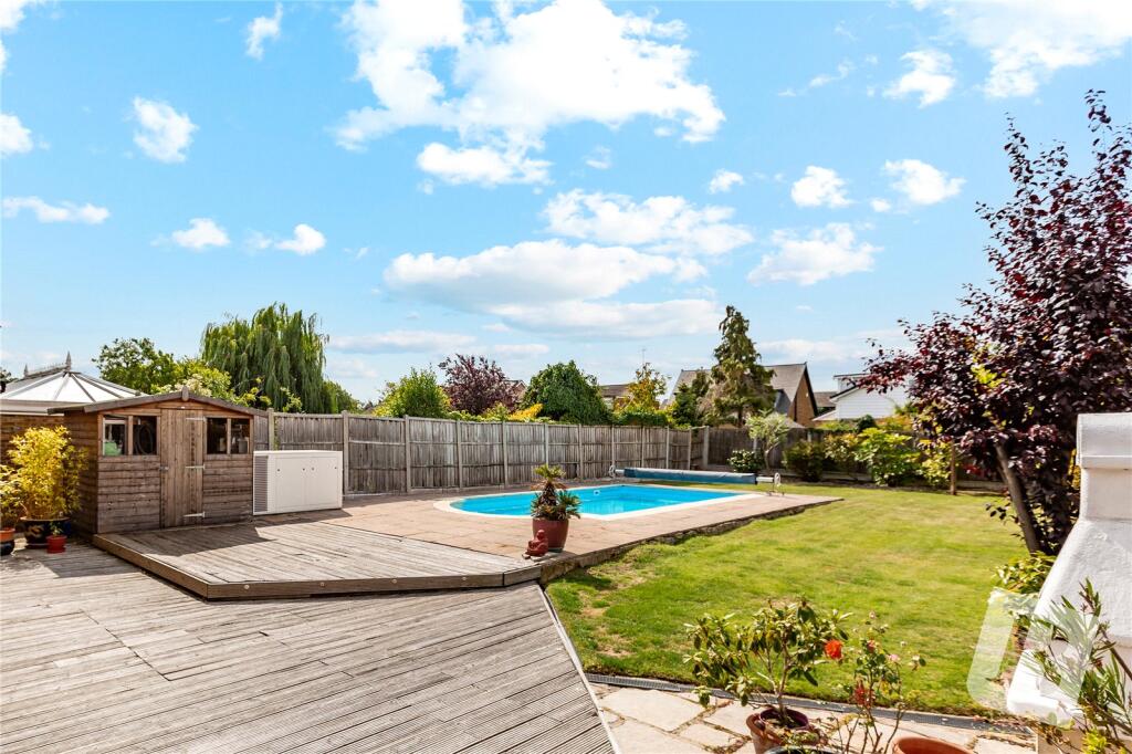 Fairview Road, Basildon, Essex, SS14 photo 2