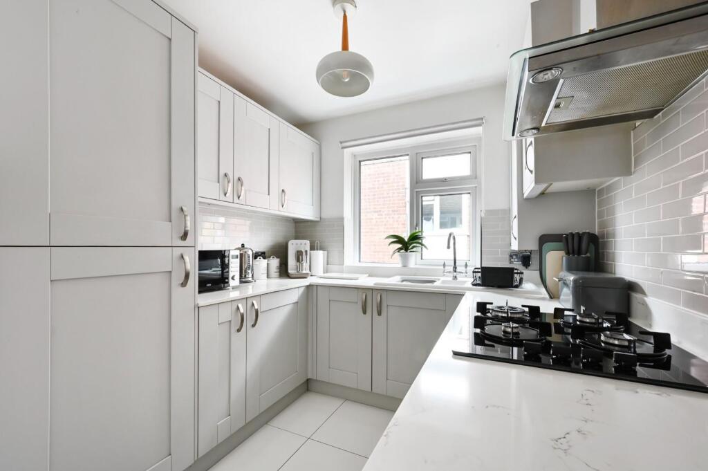 Apartment in Kingston upon Thames - View 4