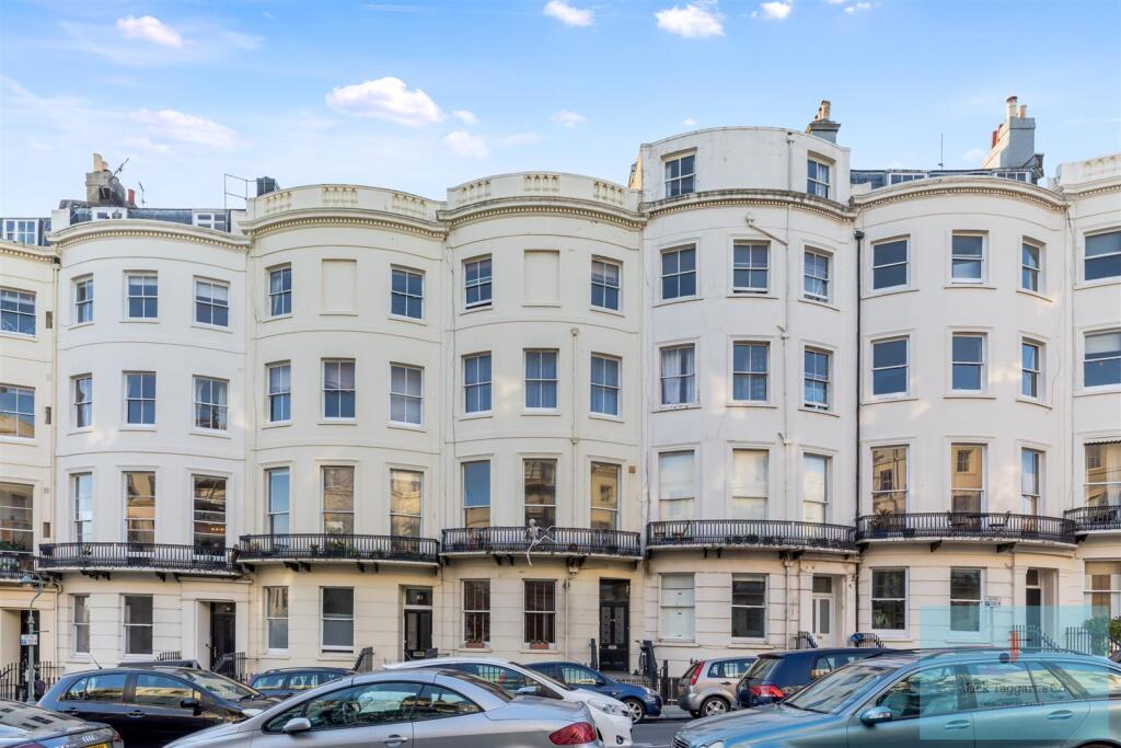 Studio flat on Brunswick Place, Hove, £99,950