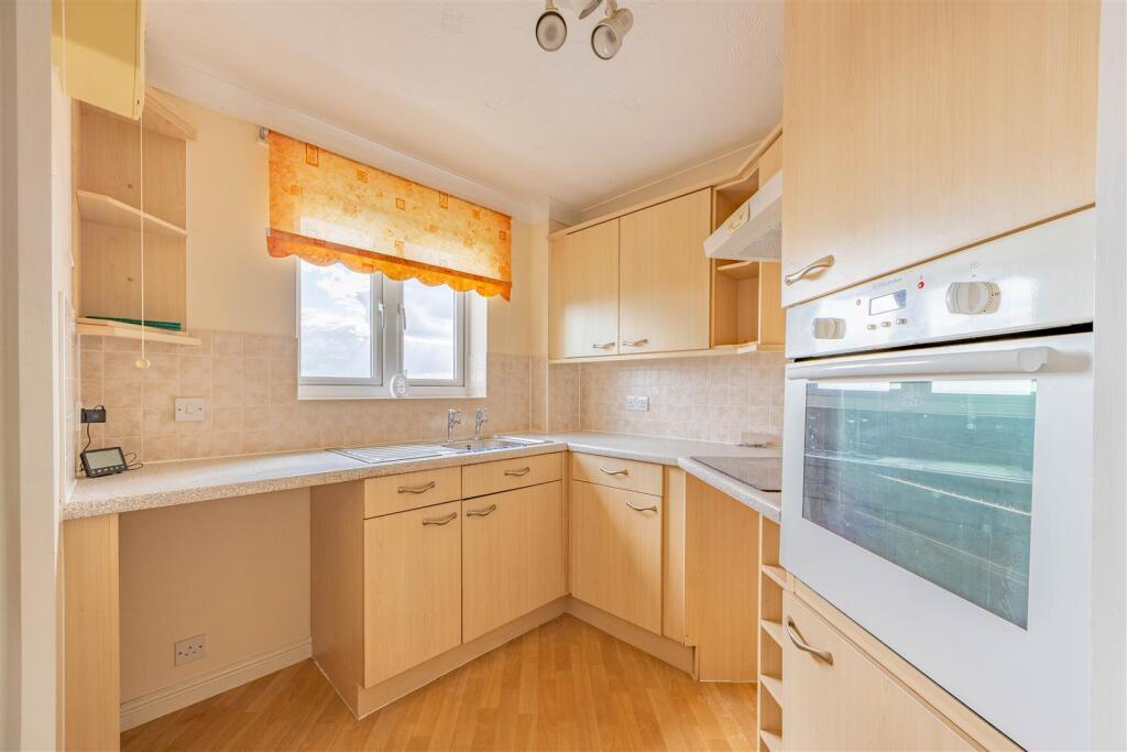 HAMLET COURT ROAD, Westcliff-On-Sea photo 4