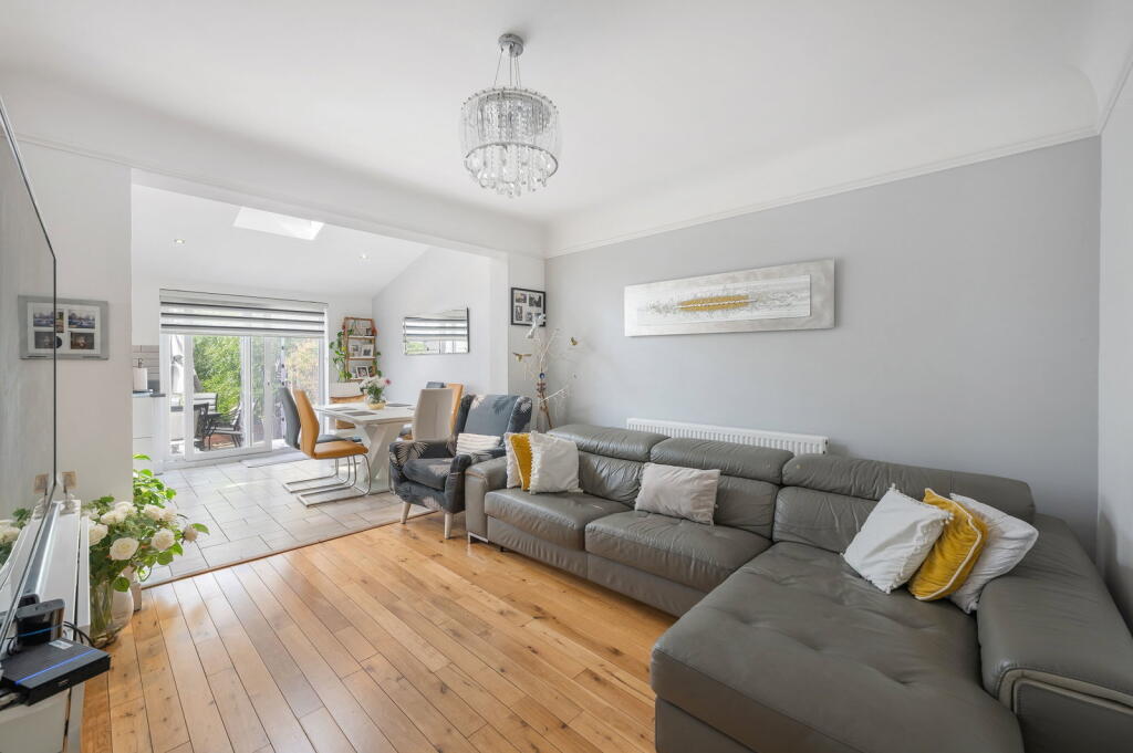 House in Croydon - View 3