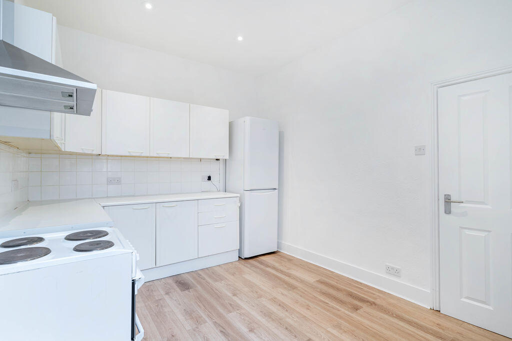 House in London, Broad Green - More