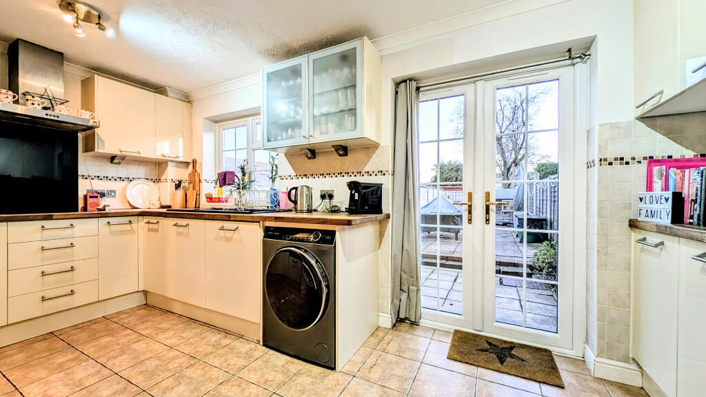 House in East Hampshire, Bordon, Whitehill - More