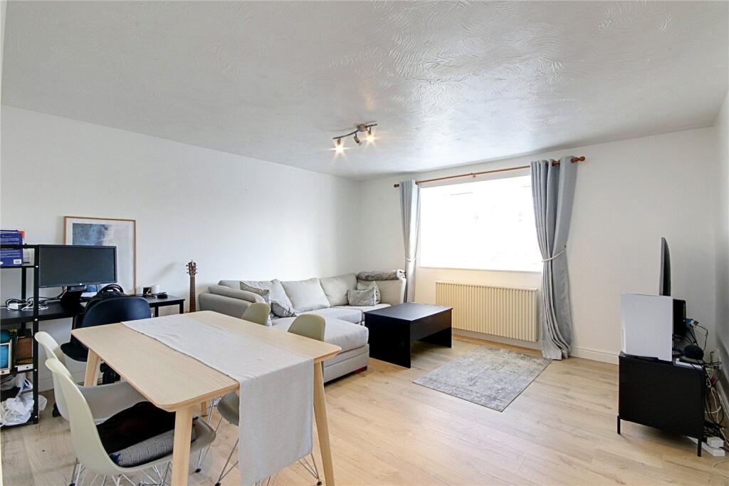 Apartment in Enfield, Enfield Island Village, London Borough of Enfield - More
