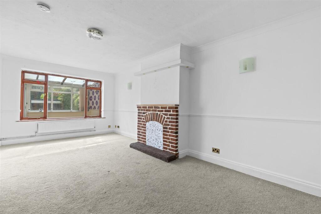 Mayhew Crescent, High Wycombe photo 2