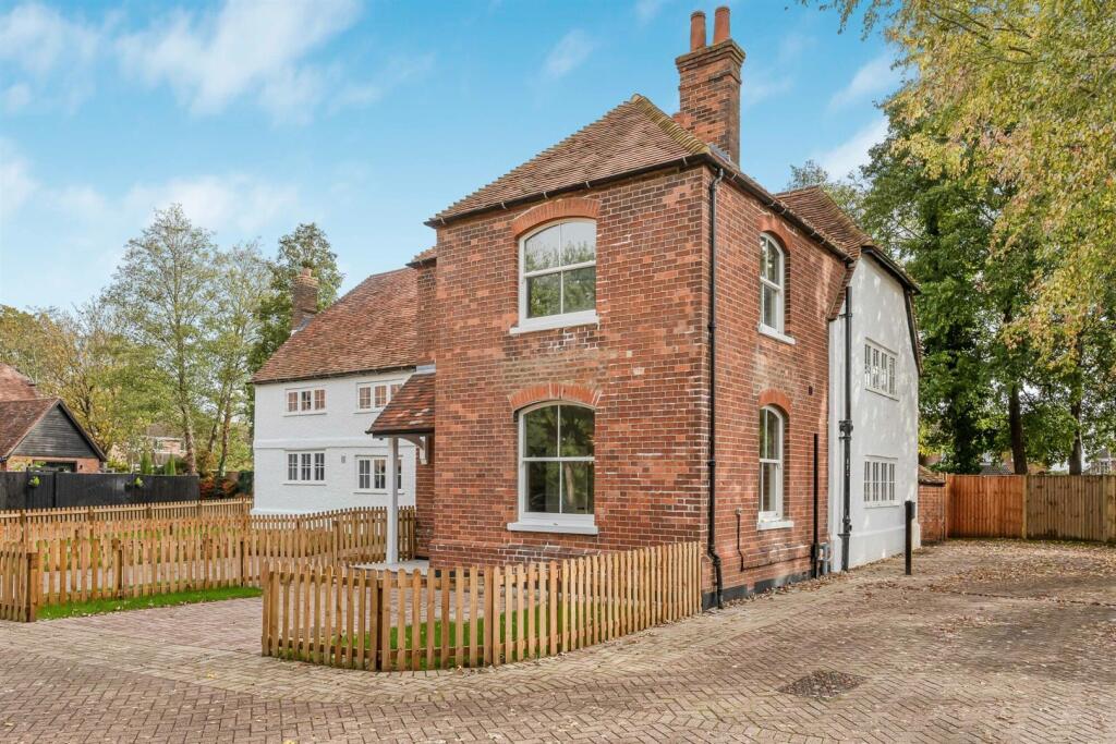 2-bed terraced on Plot 1 The Farmhouse, Beansheaf Grange, Calcot, RG31 7AA, £600,000