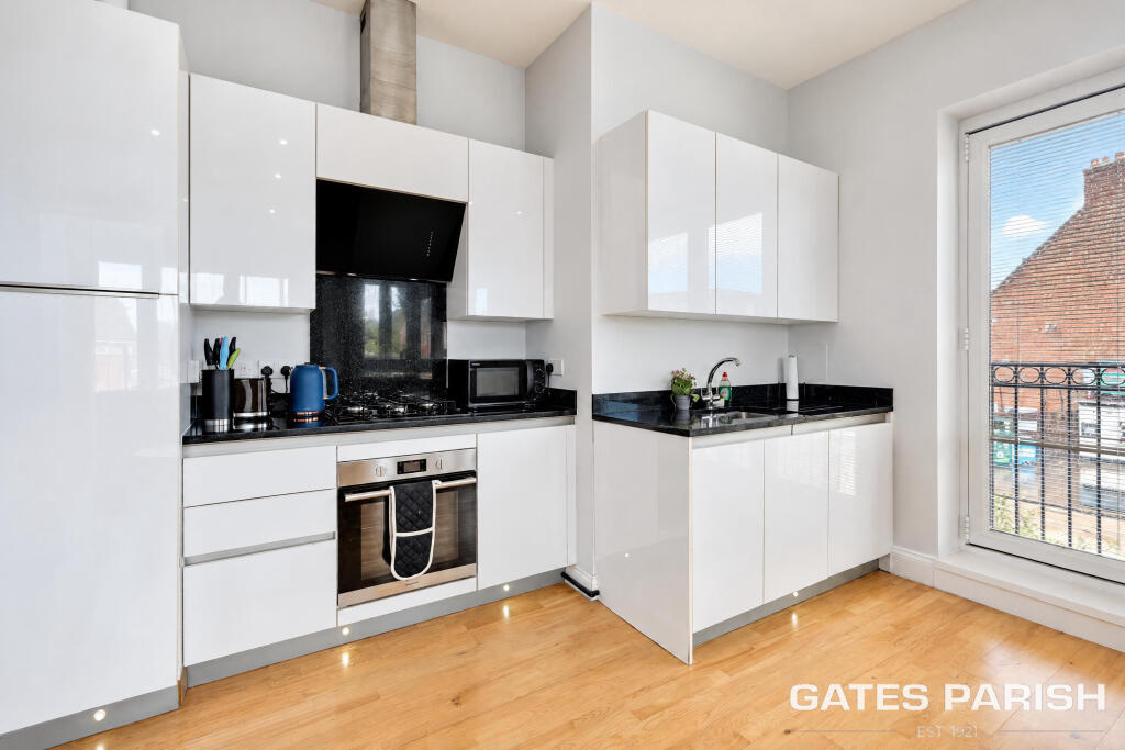 Apartment in Romford, Gidea Park - View 4