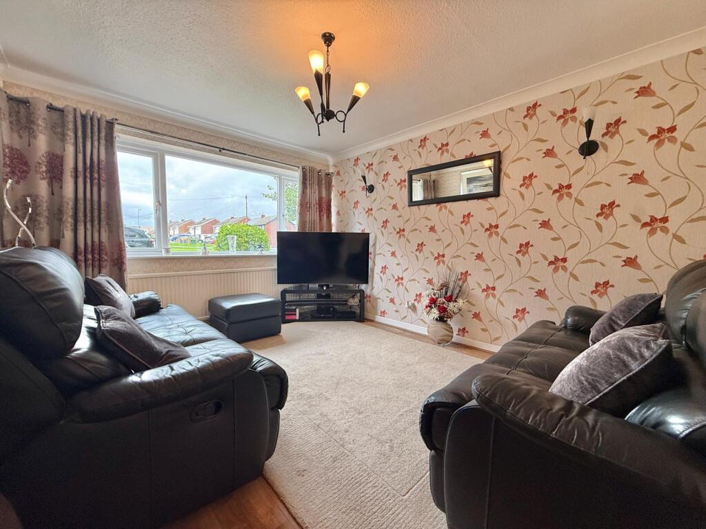 32, Lee Dale Close, Denton photo 4