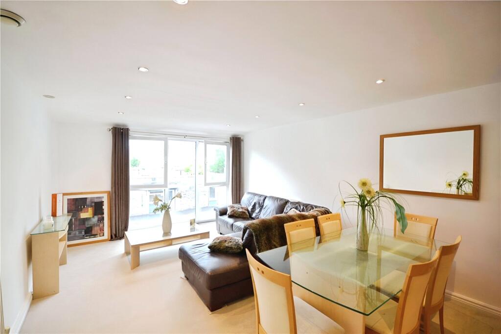 Apartment in Cardiff, Cathays - View 3