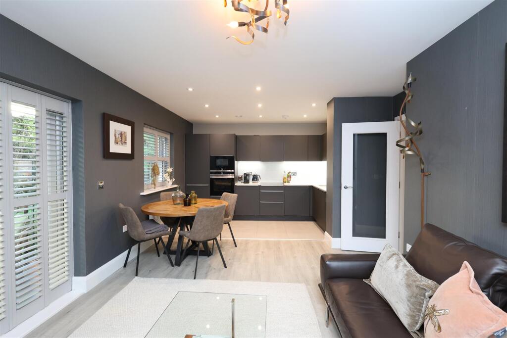 Apartment in Tunbridge Wells, Royal Wells Park, St James - View 2