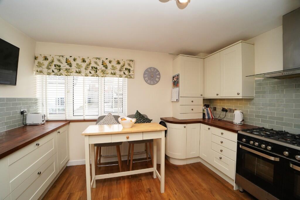 Lechlade Road, Highworth, SN6 7HQ photo 4