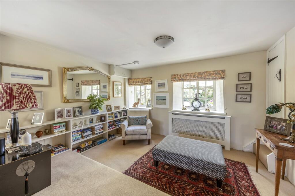 House in Gloucester - View 5