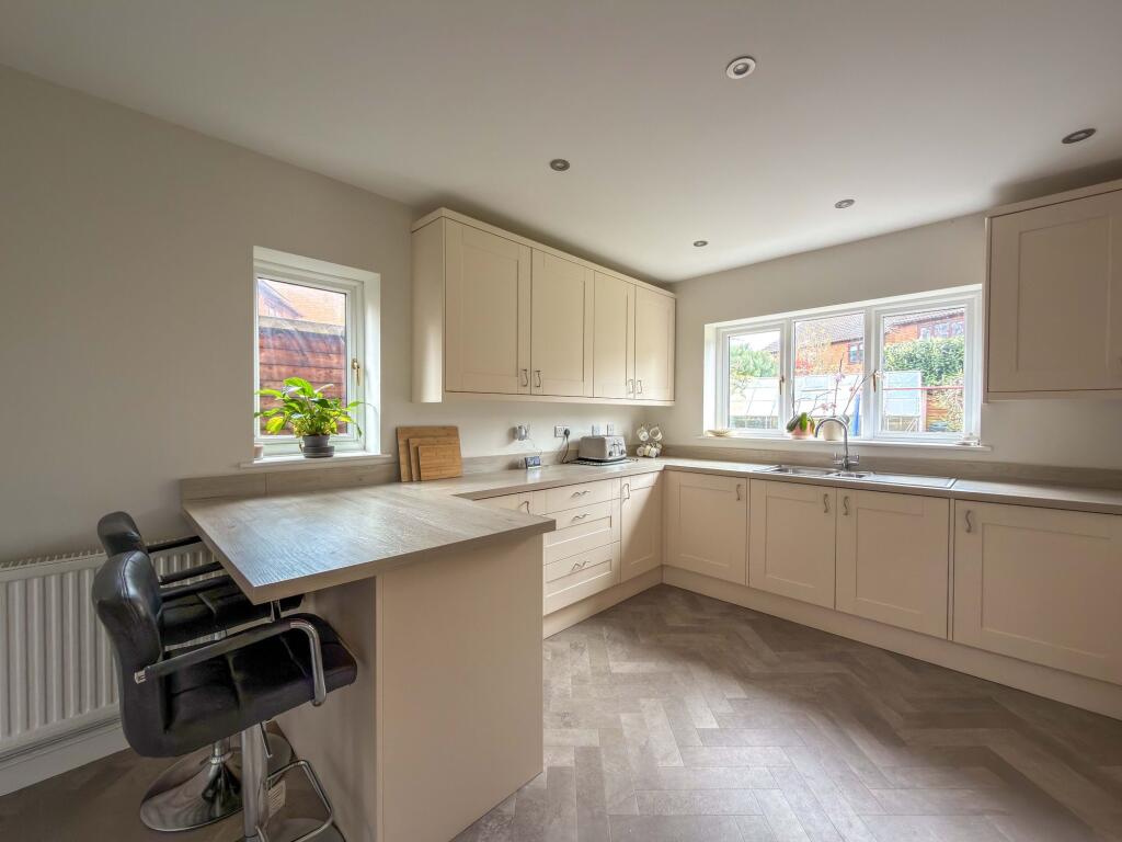 House in Nuneaton and Bedworth, St Nicolas Park - View 5