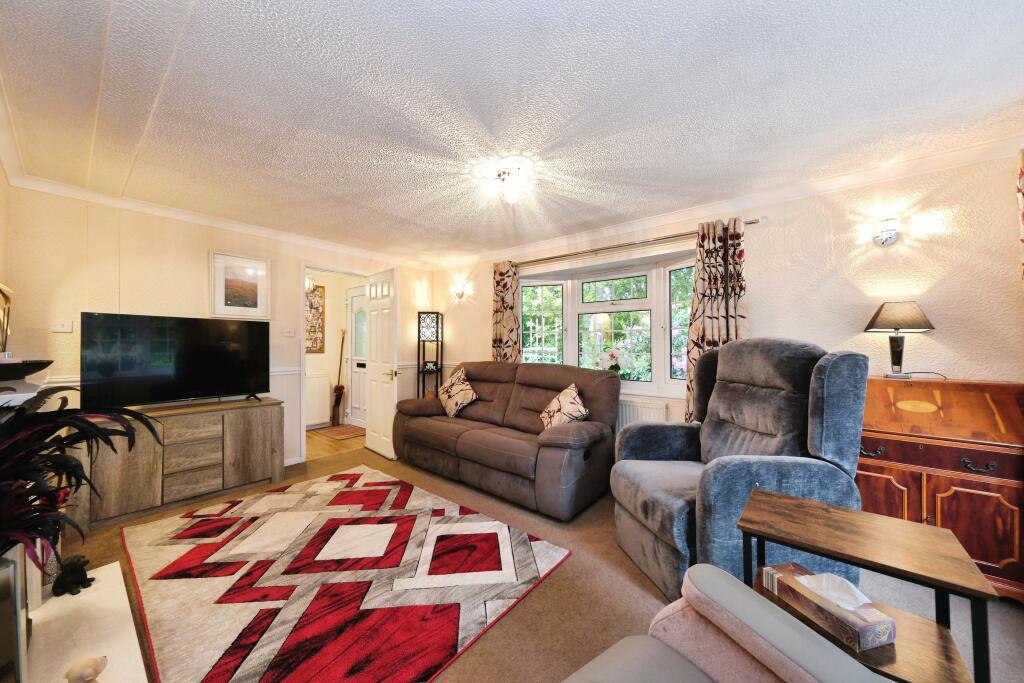 Southwell Road East, Mansfield, NG21 - More