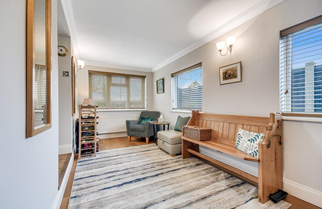 House in Basildon, Kingsman's Farm, Billericay - More